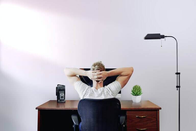 A man desk blogging.