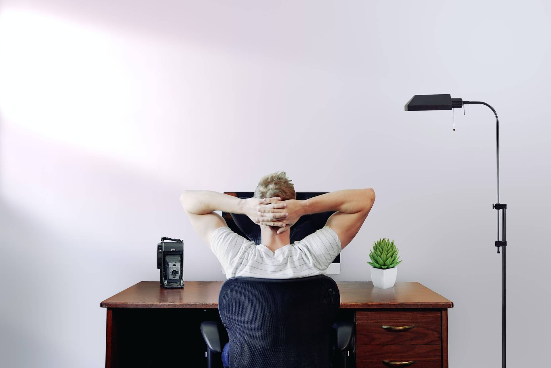 A man desk blogging.