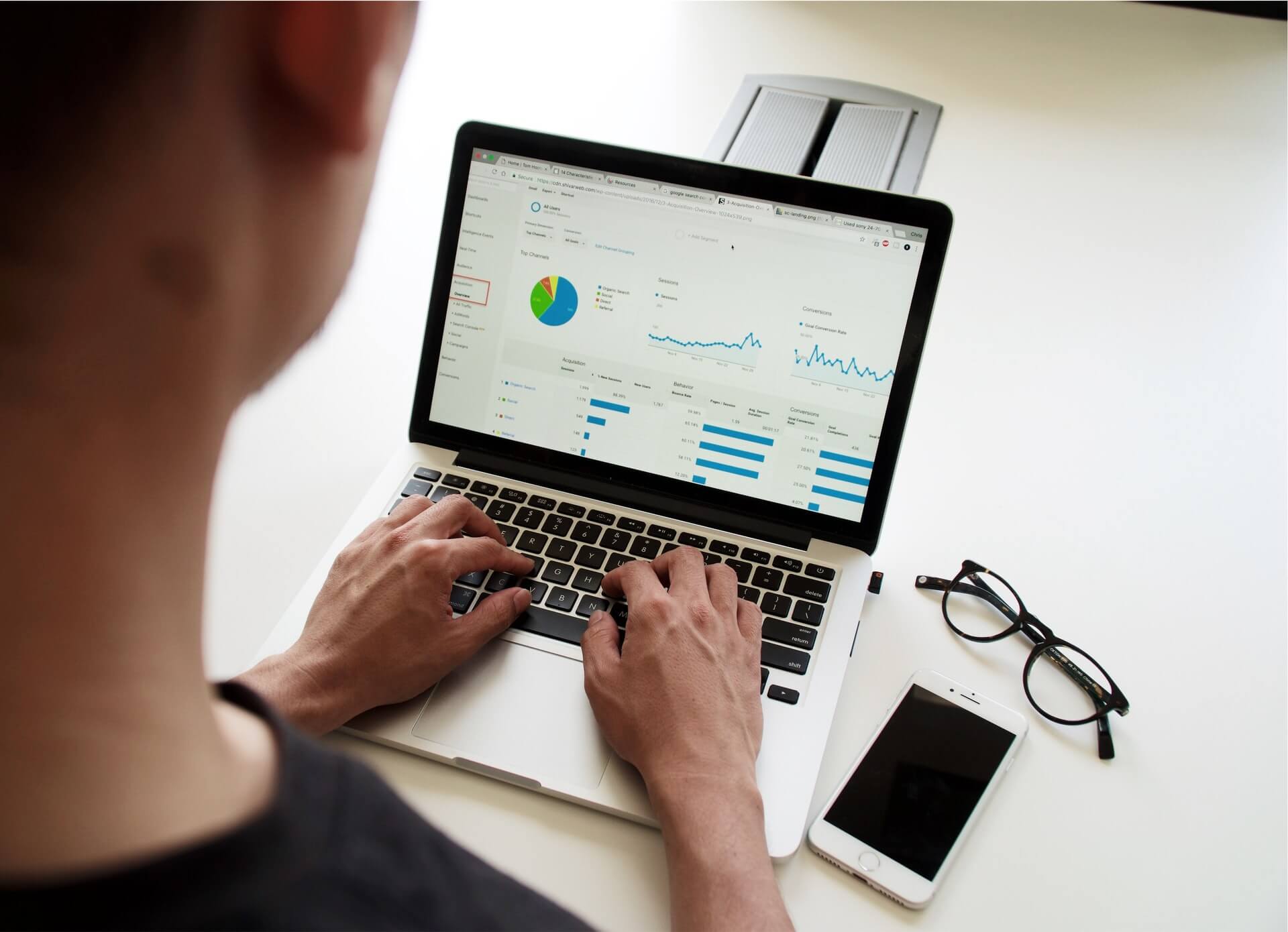 A person comparing human and AI copywriting on a laptop.